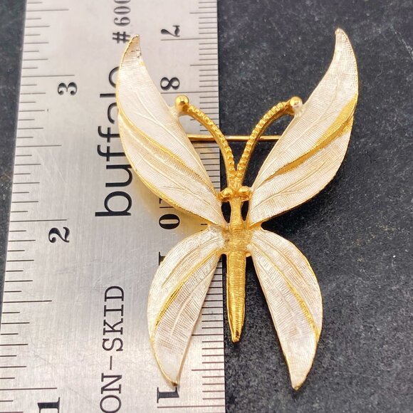 BSK Vintage brushed gold tone metal butterfly brooch ~ 1950s 1960s insect pin - Picture 2 of 8